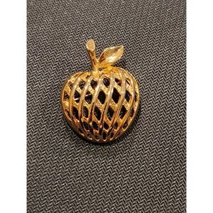Pretty Vintage Goldtone Reticulated Apple Fruit‎ Pin